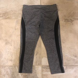 🟣Forever 21 Cropped Grey and Black Leggings